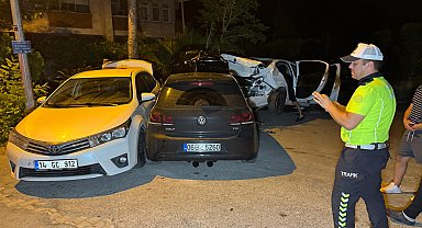 Otomobil, park halindeki 3 araca çarptı; alkollü sürücü yaralı