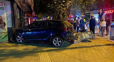 Otomobil park halindeki motosiklete ve elektrik panosuna çarptı: 2 yaralı