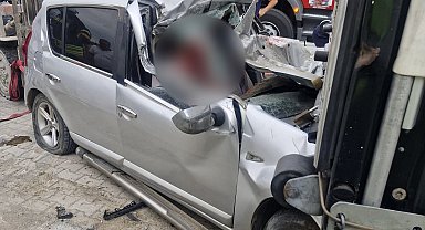 Otomobil, park halindeki TIR'a arkadan çarptı: 1 ölü, 2'si ağır 3 yaralı