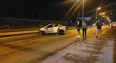 Otomobil, park halindeki TIR'lara çarptı; alkollü sürücü ve yanındaki kişi araçtan fırladı