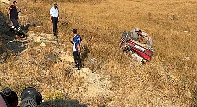 Otomobil, tarlaya devrildi; 5 yaralı