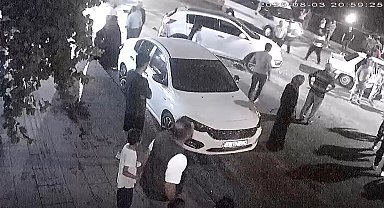 Otomobil, yayaya yol vermek için duran araca arkadan çarptı; kaza kamerada