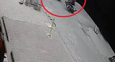 Otomobilin çarptığı motosikletteki sevgililer yaralandı