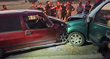 Otomobille çarpışan hafif ticari aracın sürücüsü ile eşi öldü