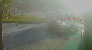 Otomobille çarpışan motosiklet sürücüsü yaralandı; kaza anı kamerada