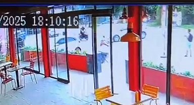 Otomobille çarpışan motosikletin sürücüsü yaralandı; kaza kamerada