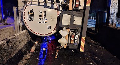 Otoyol gişelerine çarpan tankerin sürücüsü yaralandı