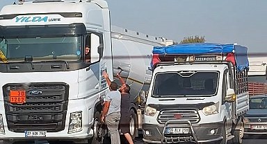 Otoyolda tartıştığı TIR'ın sürücüsüne balta sallayıp, tehdit etti
