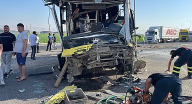 Özel halk otobüsü ile TIR çarpıştı: 1 ölü, 9 yaralı