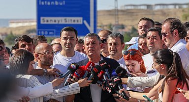 Özgür Özel: Fotoğraftan Atatürk'ü silenleri millet kalbinden silmiştir