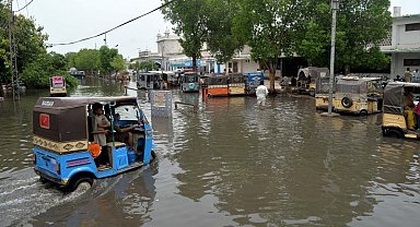 Pakistan'da muson yağmurları nedeniyle hayatını kaybedenlerin sayısı 299'a yükseldi
