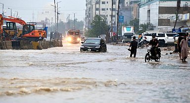 Pakistan'da muson yağmurları nedeniyle hayatını kaybedenlerin sayısı 785'e yükseldi