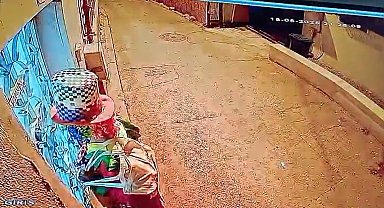 Palyaço kıyafetli 17 yaşındaki şüpheli yakalandı; elinde bıçak değil, bisiklet kornası varmış