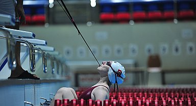 Paralimpik mili yüzücü Esra, dişleriyle sıkıştırdığı aparatla katıldığı yarışmada Avrupa şampiyonu oldu