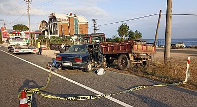 Park halindeki traktöre çarpan otomobilin sürücüsü öldü
