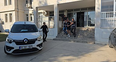 Parktakiler ile polislere bıçak çeken şüphelilerden 1'i tutuklandı, diğerleri serbest