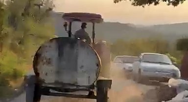 Patlak lastikle yangın bölgesine su taşıdı