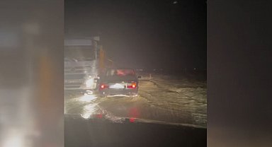 Polatlı'da sağanak; araçlar sele kapıldı