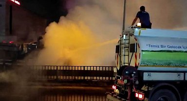 Polisin yanan kamyona belediyenin sulama tankeriyle müdahalesi kamerada