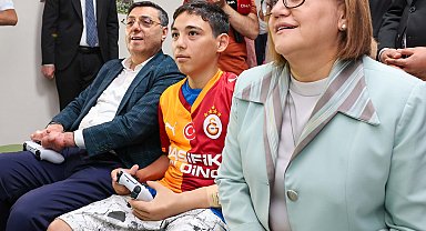 Protez kol takılan Mehmet Efe, oyun konsolu ile oynadı