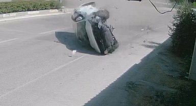 Refüje çarpan otomobil taklalar attı; kaza kamerada