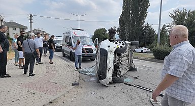 Refüje çarpıp takla atan hafif ticari araç, karşı yöne geçti; 2 yaralı