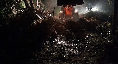 Rize'de heyelan; kapanan yol ulaşıma açıldı