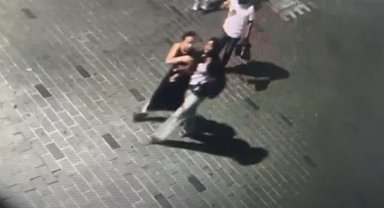 [SABAHA] İstanbul-Taksim'de kadın koluna girdiği kişinin telefonunu gasbetti; o anlar kamerada