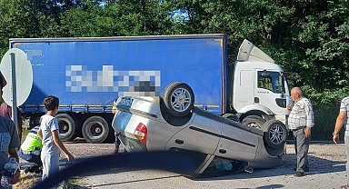 Sağlık görevlisi, kazazede çocuğu muayene eldiveniyle balon yaparak sakinleştirdi