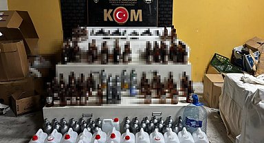 Sakarya'da alkollü mekanda yapılan denetimde 4 ruhsatsız tabanca ve içki ele geçirildi