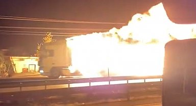 Samsun'da yanarak 8 kilometre giden TIR'ı görenlerin yaşadığı panik kameraya yansıdı