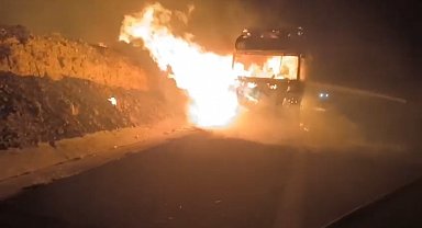 Şanlıurfa'da saman yüklü TIR yandı