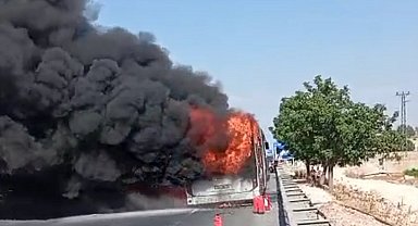 Şanlıurfa'da şehir içi yolcu otobüsü alev alev yandı