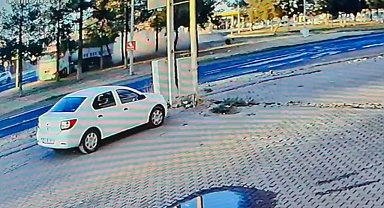 Şanlıurfa'da TIR'ın araçlara çarpıp iş yerine girdiği kaza kamerada: 3 yaralı