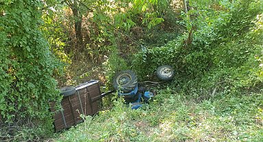 Şarampole yuvarlanan traktörün sürücüsü ağır yaralandı