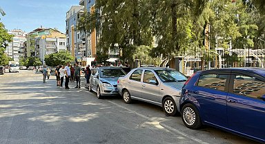 Servisten yeni çıkan otomobilini park ederken, 5 otomobile çarptı