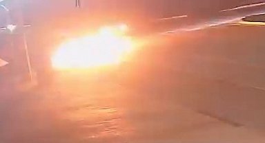 Seyir halindeki otomobilin alev alev yanması kamerada