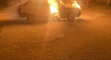 Seyir halindeyken alev alan otomobilin yanması kamerada