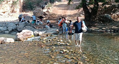 Sıcak havadan bunalanlar Zore Vadisi'nde serinliyor