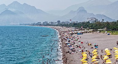 Sıcaktan bunalanlar denizde serinledi