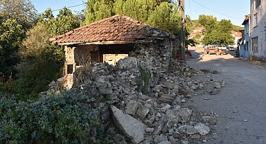 Sındırgı'da 6.1'lik depremde yıkılan ve hasar gören binalar havadan görüntülendi