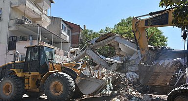 Sındırgı'da 6.1'lik depremde yıkılan ve hasar gören binalar havadan görüntülendi