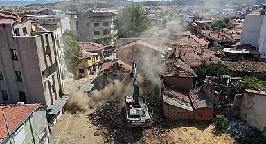 Sındırgı'da hasarlı binaların yıkımı sürüyor