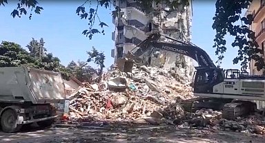 Sındırgı'da hasarlı binaların yıkımına başlandı