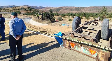 Sivas'ta buğday yüklü traktör devrildi: 2 ölü