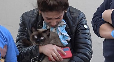 Sivas'ta evleri yanan aile, birbirlerine sarılıp ağladı