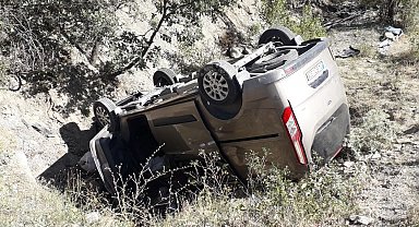 Sivas'ta hafif ticari araç şarampole devrildi: 6 yaralı