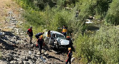 Sivas'ta otomobil dere yatağına uçtu: 2 ölü