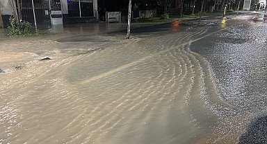 Sivas'ta su borusu arızası caddeyi göle dönüştürdü