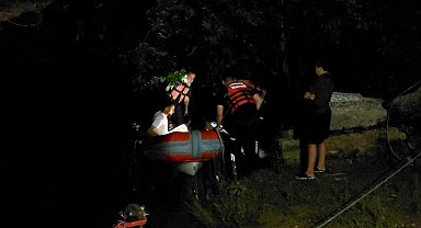 Su seviyesi yükselince ırmaktaki adacıkta mahsur kalan 2 kişi kurtarıldı